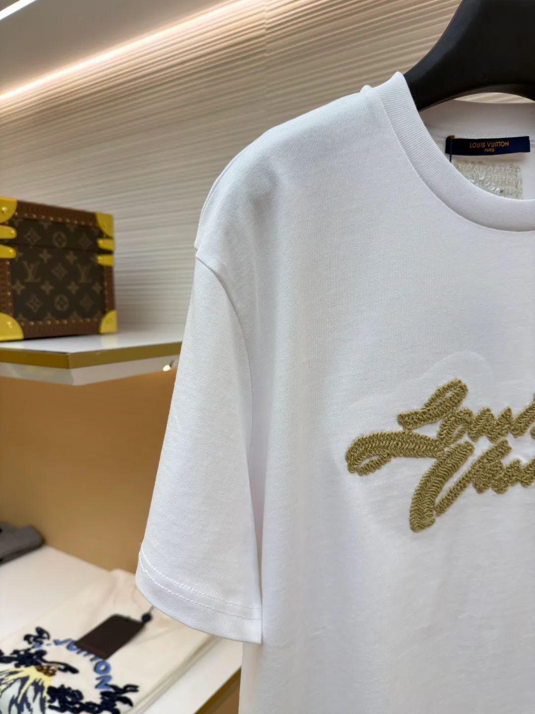 LOUIS VUITTON Raffia letter embroidered short sleeves ●Authentic product: Purchased and developed for 10399 ●Item number: 1680198-X95 ●Material: plain weave high-quality cotton ●Technology: double yarn tensioner thread ●Version: fitted version ●Weight: about 245 grams ●Size: S-M-L-XL ●Description: Clever use of iconic elements like raffia to add a touch of handcrafted flavor to the classic silhouette. Decorated with Louis Vuitton embroidery on the chest and Marque 1.Vuitton Dé 💰osée label on the back. The overall wiring is straight and delicate, the fabric is comfortable and soft, and the color is consistent without color difference. It can be matched with the same style to create a fashionable look and control various occasions. Customized accessories, complete with three standards, same style for men and women!